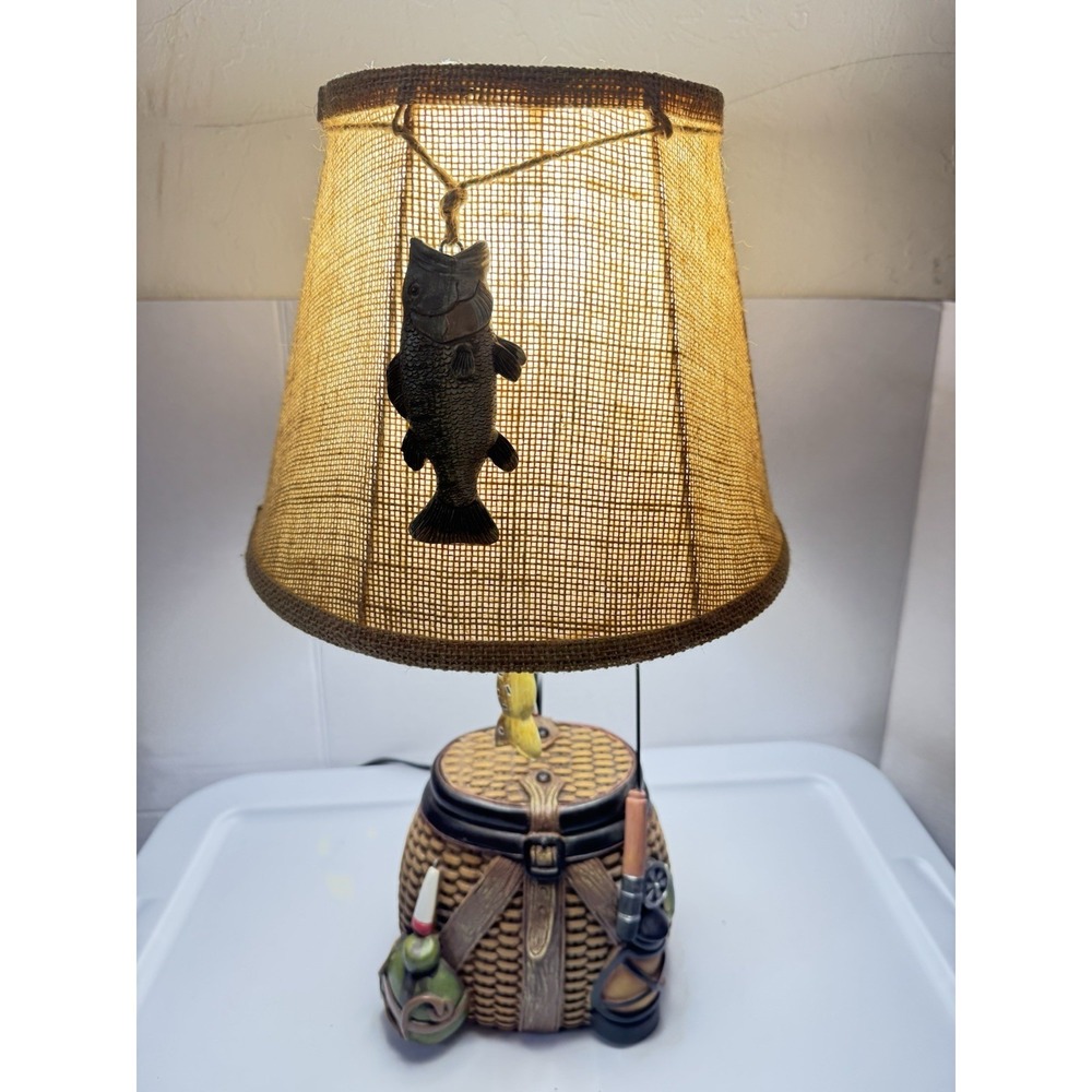 BLACK FOREST DECOR Fishing Creel‎ Accent Lamp - Rustic Lodge Table Lamp 2016